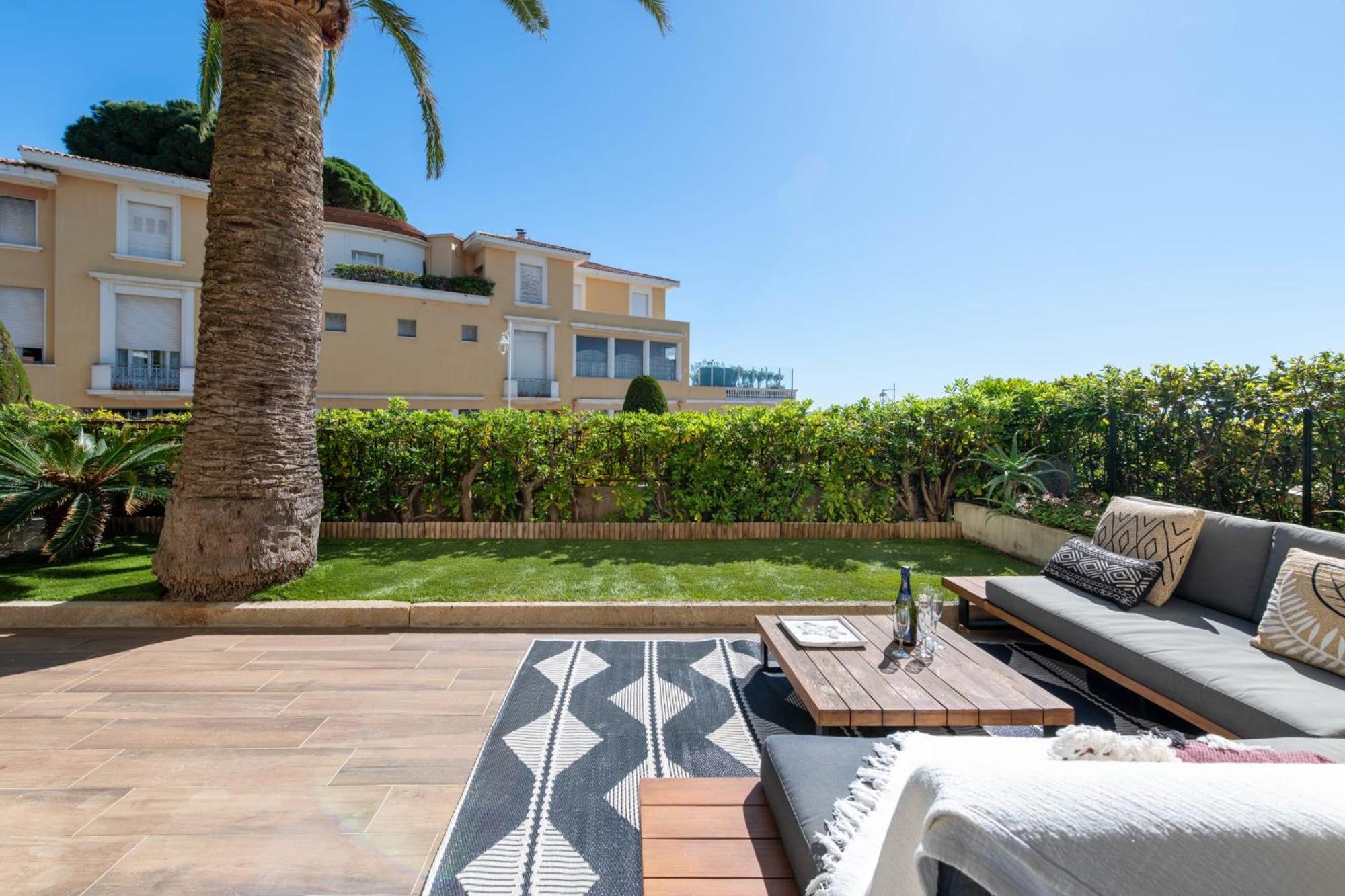 3-br With Private Pool & Sea View Apartment
